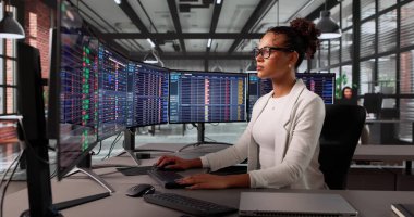 Çevrimiçi Fatura Denetleme: Masaüstünde Mali Verileri Soruşturan Siyah Kadın