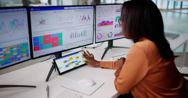 Olayları profesyonelce organize etmek için bilgisayar takvimi kullanan etkili bir Afro-Amerikalı kadın.