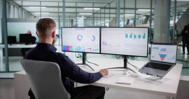 Piyasa Performansını İzlemek İçin Öngörü Verilerini Kullanan Kurumsal Strateji Uzmanı