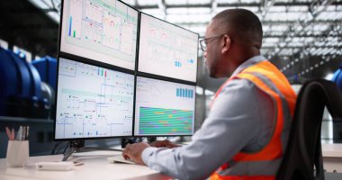 Siyah Amerikalı Mühendis Bilgisayar ekranında Gaz Türbini İzliyor