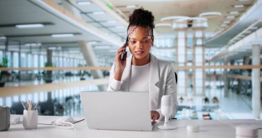 Akıllı telefon meraklısı Emlak Yöneticisi Kişiler Özellik Koordinatörü Cep Telefonu Kullanıyor.