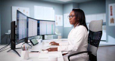 Karışık Doktor Yeni Tıbbi Veri Yönetimi Yazılımını Yönlendirmeye Çalışıyor.