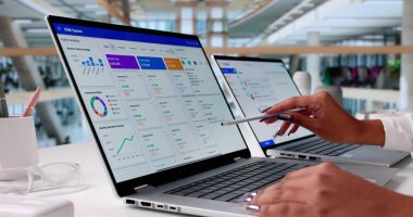Müşteri desteğini arttırmak için CRM Yazılımını kullanan Kadın İş Lideri.