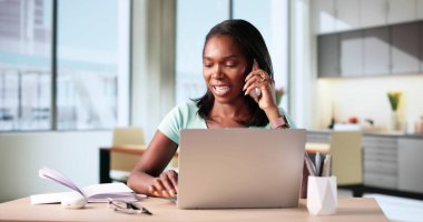 Meşgul Afrikalı Kadın Koçu Müşteriyle Cep Telefonu Konuşuyor.