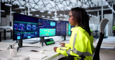 Endüstriyel Otomasyon İçin Modern SCADA Sistemi Kullanan Afrikalı Amerikalı Kadın