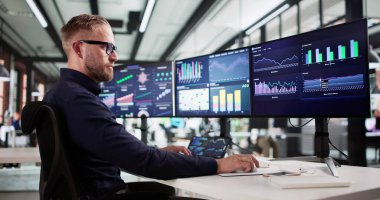 İş Analisti Piyasa Performans Verilerini Tahmin Etmek İçin Çoklu İşlevhayı Kullanıyor