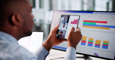 Sanal İş Lideri Ofiste Çevrimiçi Video Konferansı Sundu