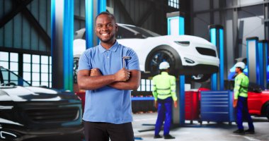 Yetenekli Afro-Amerikan Tamirci Tamirhanedeki Arabaları Tamir Etti.