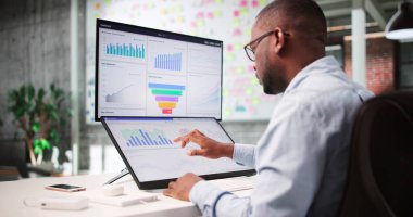 Siyah Ofis Bilgisayarındaki Piyasa Eğilimleri ve Mali Veri Analizi.