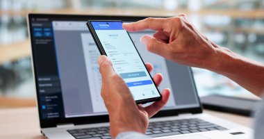 Akıllı telefon ve dizüstü bilgisayarla yapılan iş aktarımları için dijital fatura