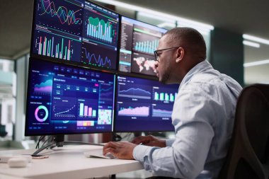 Genç Afrika İş Analisti Finansal Piyasa Kontrol Paneli Verilerini Analiz Ediyor.