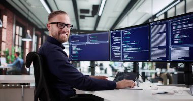 Mutlu Kodlayıcı: Teknolojide Çoklu Ekranla Gelişen Adam.