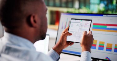 Afro-Amerikan Maaş Yöneticisi Katlanabilir Akıllı Telefon Faturasını Yönetti.