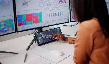 Borsa Verilerini Geniş Ekran Ekranda Analiz Eden Genç Kadın.