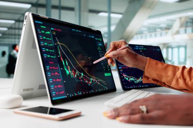 Çevrimiçi Finansal Grafiklerin Analizi, Profesyonel Bir Kadın Tablet Kullanıyor.