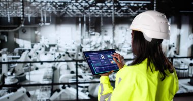 Siyah Amerikalı Kadın, Robot Teknolojisi ile Otomobil Kurulum Hattı 'nı Denetliyor