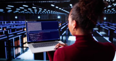 Güvenli Veri Merkezi 'nde Yapay Zeka Teknolojisi Kodlayan Teknoloji Uzmanı Kadın.