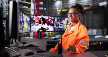 Mühendis, Havacılık Tesisindeki Masaüstü monitörlerinde Roket Tasarımları Oluşturdu.