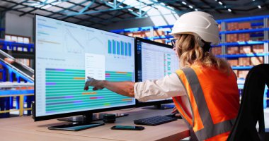 Operasyon Müdürü Depo Lojistik ve Otomasyon Güvenliği Prosedürleri Bütünleşmesini Gözden Geçiriyor.