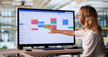 Kadın Masaüstü Takviminde Randevular ve Olaylar