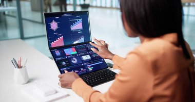 Laptoplarda Veri Analizi Yapan Afrikalı Amerikalı Kadın