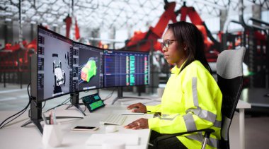 Genç Afrikalı Amerikalı Mühendis Elektrikli Araba Tasarımı Yazılımını Kullanıyor.