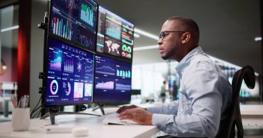 Afrika İş Analisti Finansal Piyasa Kontrol Paneli Verilerini Analiz Ediyor