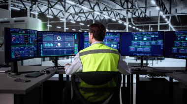 Bilgisayar Yazılımı Kullanarak SCADA Teknolojisi Kıdemli Adam Endüstriyel Santral Öğreniyor.