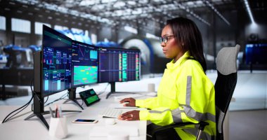 Türbini izlemek için SCADA Sistemi kullanan Afrikalı Amerikalı Kadın Mühendis.