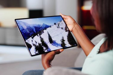 Siyah Kadın Oturma Odasında Tablette Filmleri Akıyor