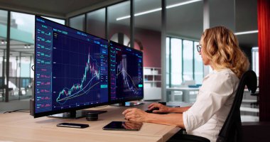 Bilgisayar Tüccarı: Çevrimiçi Ofis Masasında Çoklu Ekran