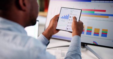 Akıllı Siyah İşadamı Analitik Kontrol Paneli ile Piyasa Performansını Tahmin Etti.