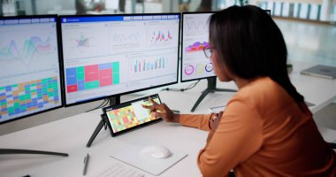 Uzaktan Veri Analisti Ofisteki Harita Yazılım Verimliliğini İyimserleştiriyor