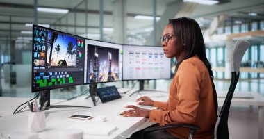 Multimedya Sanatçısı İstemci İçin Düzenleme Yazılımında Dinamik İçerik Hazırlıyor.