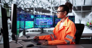 Endüstride Modern SCADA Sistemi Öğrenen Afrikalı Amerikalı Mühendis.