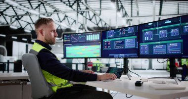 Endüstriyel Santraldeki Mühendis İşlem Kontrolü için Bilgisayar Yazılımı Kullanıyor