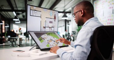 Sanal İç Tasarımcı Bilgisayar Ekranında 3D CAD Modelini Analiz Ediyor