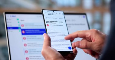 Man, Eski Akıllı Telefon, Uyarı İşletmelerinde Uyarı E- postası Aldı.