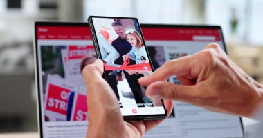 Çevrimiçi Medya Haberleri Telefondaki Okuma