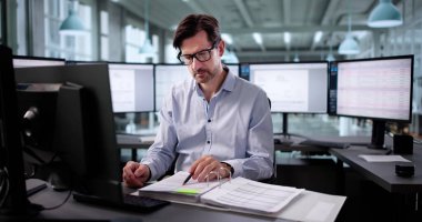 Teknik Hesap Çizelgesi Yazılımını kullanarak Ortopedik Faturaları Analiz Eden Yaşlı Adam