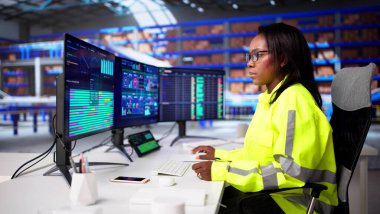 Masaüstü Bilgisayarında Kadın Lojistik Yöneticisi Depo Dağıtım Merkezi Düzenliyor