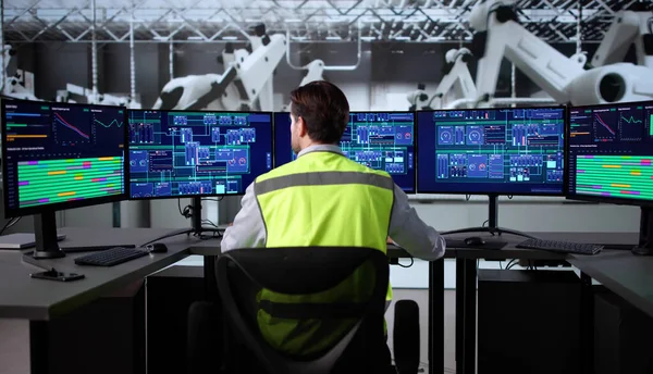 Kıdemli Üretim Mühendisi SCADA Sistemini araç üretimini izlemek için kullanıyor.