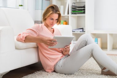 genç kadın dijital tablet kullanma