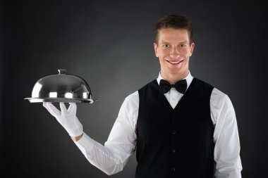 Garson Cloche tepsi üzerinde tutan