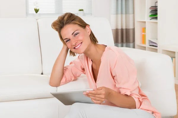 Frau mit digitalem Tablet — Stockfoto