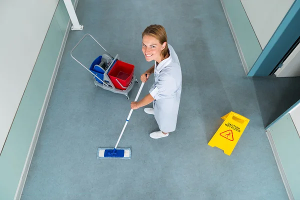 Janitor piso de limpeza de passagem de corredor — Fotografia de Stock