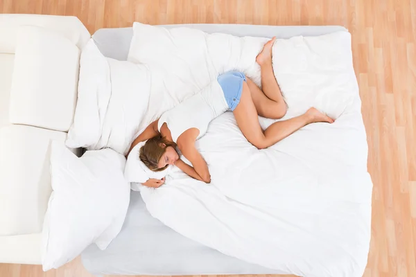 Wanita berbaring di tempat tidur — Stok Foto