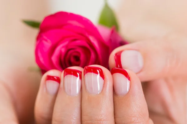 Manicura de uñas con barniz de uñas — Foto de Stock