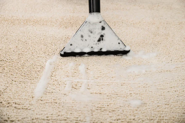 Aspirador sobre alfombra — Foto de Stock