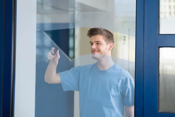 Werknemer glas reinigen met zuigrubbers schoon — Stockfoto